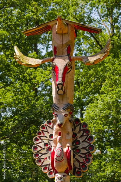 Fototapeta Marterpfahl im Wald