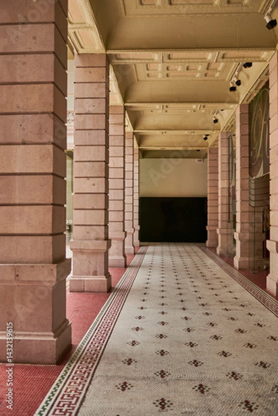 Obraz pasillo en edifico colonial con piedra y mosaico
