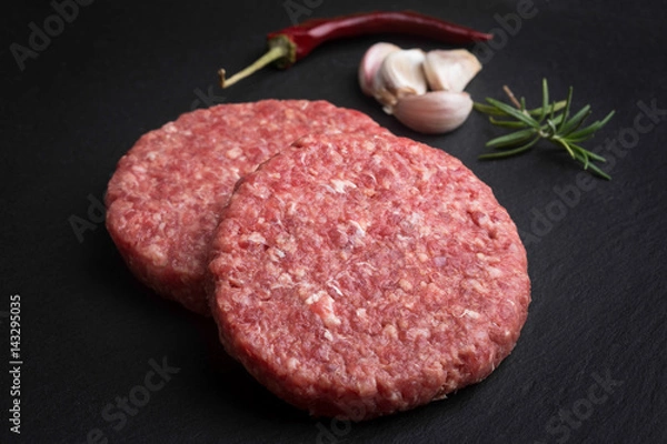 Obraz Hamburguesa cruda con condimentos