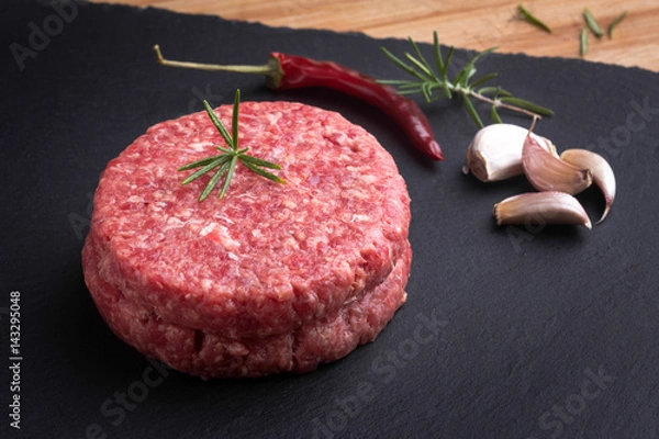 Obraz Hamburguesa cruda con condimentos