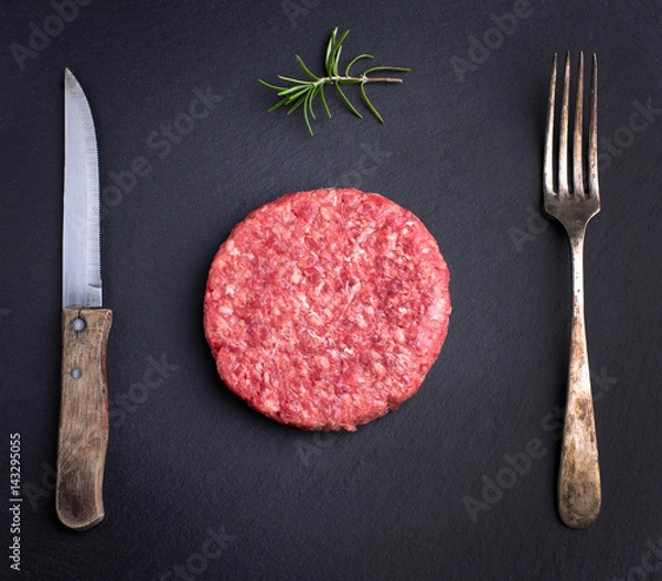 Obraz Hamburguesa cruda con condimentos