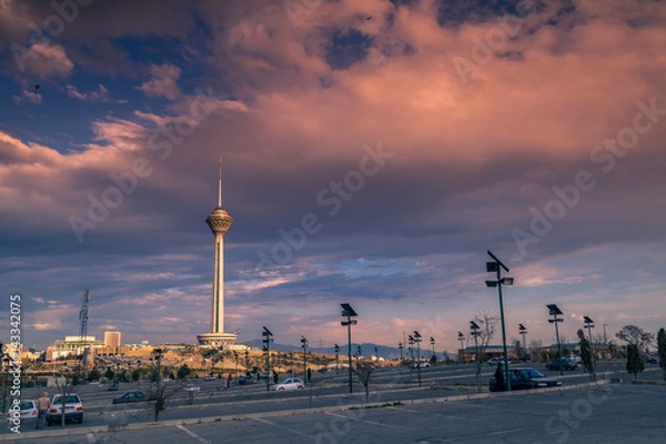 Obraz Milad Tower znana również jako Teheran Tower to wielofunkcyjna wieża w Teheranie w Iranie. Jest to szósta pod względem wysokości wieża i 17. najwyższa wolnostojąca konstrukcja