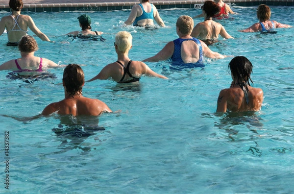 Obraz working out in swimming pool