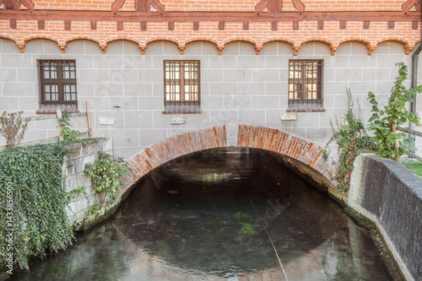 Obraz Historische Wasserunterführung mit Rundbogen aus Backsteinen an der Schmiech beim Heilig-Geist-Spital (städtisches Museum) in Ehingen (Donau)