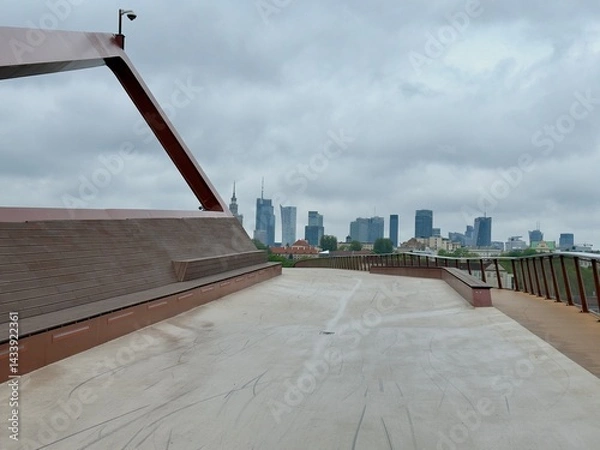 Fototapeta Warszawa, spacer po kładce pieszo rowerowej nad Wisłą