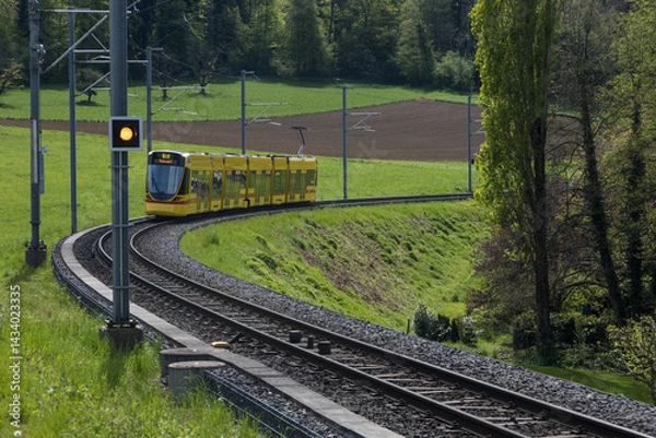 Fototapeta Ligne internationale 10 de transport du tramway de Bâle comptant 40 stations allant de Rodersdorf à Dornach. Ligne la plus longue. Desservant le village français de Leymen