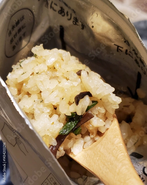 Obraz アルファ化米の山菜ごはん(日本の防災備蓄食)