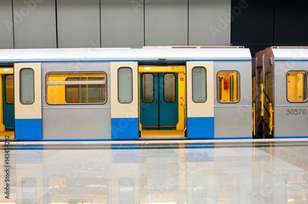 Obraz Pociąg metra na stacji metra