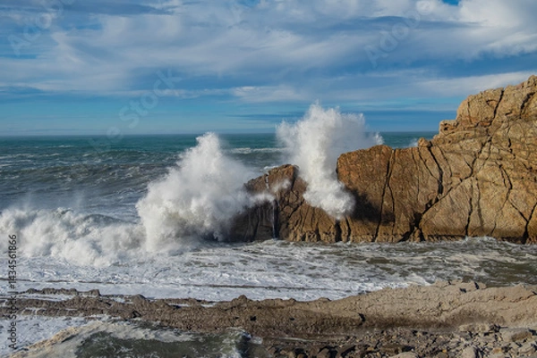 Fototapeta Costa Quebrada,waves crashing on rocks
