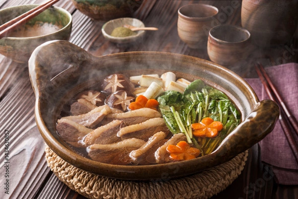 Fototapeta 【鴨鍋】 こんがり焼いた葱などの野菜と鴨肉を煮込みます。旨味じゅうぶんな甘い脂身が寒い季節に嬉しい冬の味覚です。