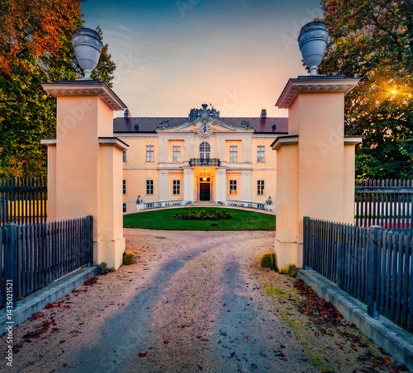 Obraz Adorable  morning view of Liechtenstein Castle Wilfersdorf. Exciting autumn cityscape of Wilfersdorf town, Austria, Europe. Traveling concept background.