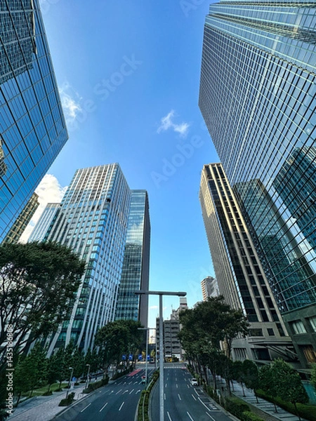 Obraz 都会の高層マンションと青空と白い雲と緑の植物、昼