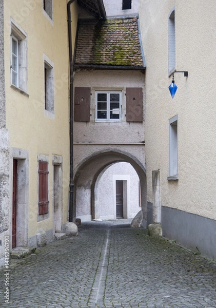 Fototapeta Saint-Ursanne est une cité médiévale touristique du Clos-du-Doubs et une ancienne commune suisse du canton du Jura, située dans le district de Porrentruy le long du Doubs.