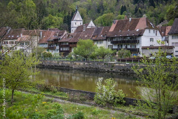 Fototapeta Saint-Ursanne est une cité médiévale touristique du Clos-du-Doubs et une ancienne commune suisse du canton du Jura, située dans le district de Porrentruy le long du Doubs.
