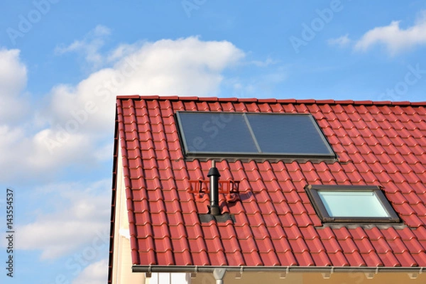 Fototapeta Rotes Dach mit Solarthermie-Kollektor