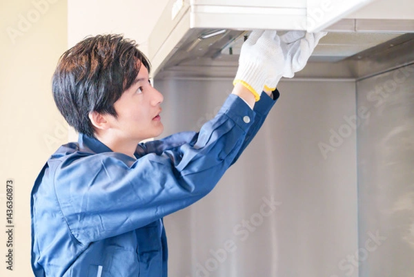 Fototapeta レンジフードのクリーニングをする男性の作業員