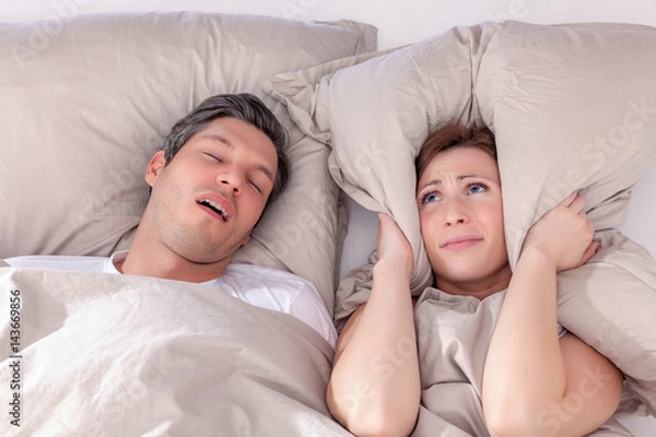 Fototapeta frau kann wegen schnarchen nicht schlafen