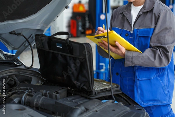 Obraz Car mechanic with his laptop