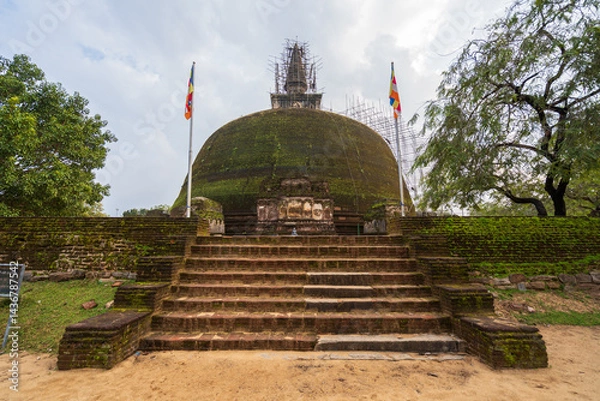 Fototapeta Rankoth Vehera, large stupa built by King Nissanka Malla in Polonnaruwa, Sri Lanka, historic Buddhist site