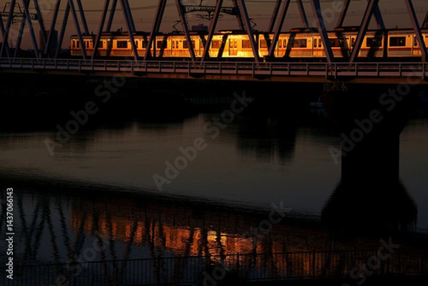 Obraz 夕陽を受けてオレンジに輝く車両