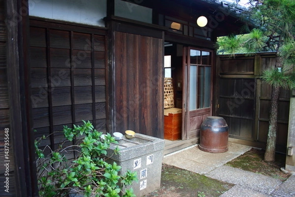 Fototapeta 昔の木造日本家屋の玄関