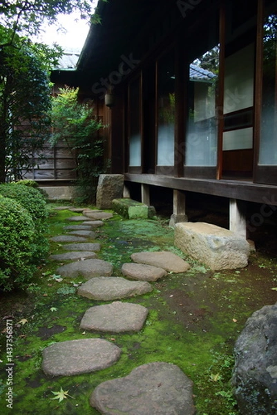 Fototapeta 日本庭園、家屋の裏口側景観