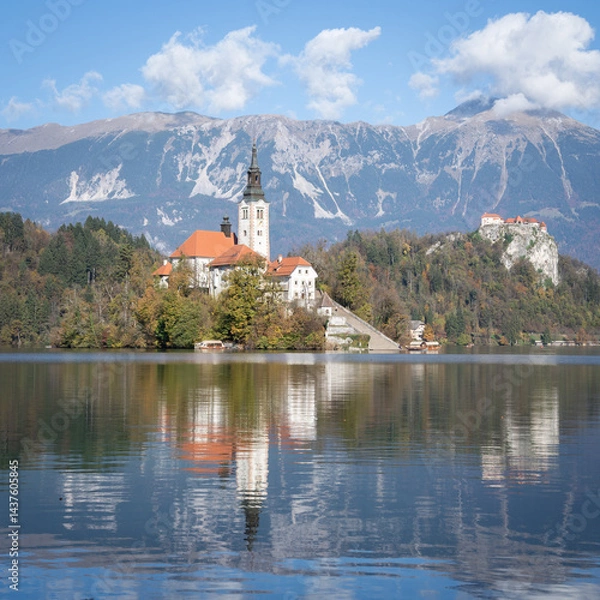 Fototapeta Church in the middle of lake with castle in backdrop, Bled, Slovenia, Europe