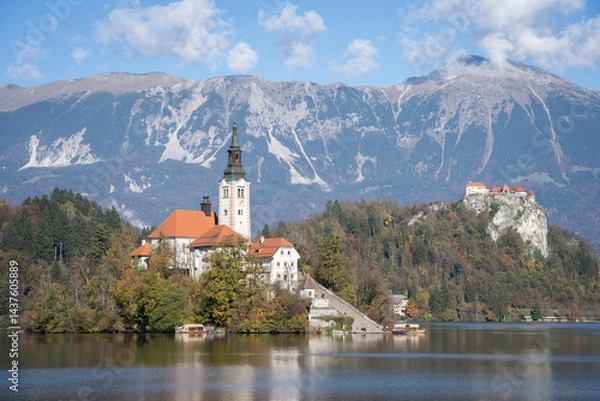 Fototapeta Church in the middle of lake with castle in backdrop, Bled, Slovenia, Europe