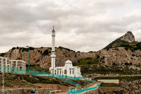 Obraz Ibrahim-al-Ibrahim Mosque with Rock of Gibraltar in Background. Scenic view of Mosque at Europa Point in Gibraltar, with dramatic cliffs and the iconic Rock of Gibraltar rising in the background.
