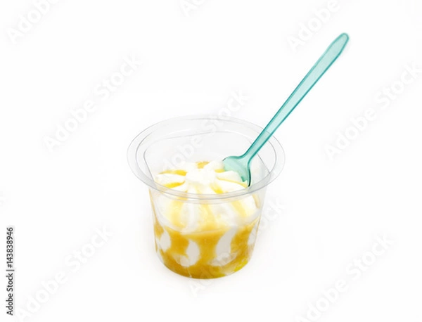 Fototapeta Eis-Becher / Joghurt-Eis mit Plastiklöffel - Hintergrund freigestellt weiß / background isolated - Copy space, text space