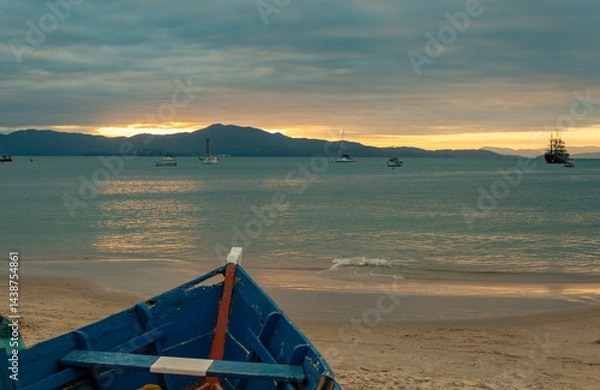 Obraz proa do barco de pesca e o pôr do sol  norte de Florianópolis, a Praia da Cachoeira do Bom Jesus, Canavieiras, SC Brasil 