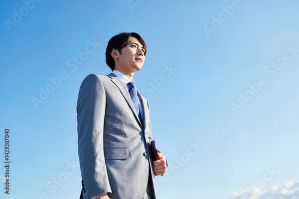 Fototapeta 青空の下のビジネスマン