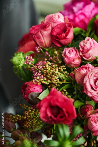 Fototapeta Vibrant, fresh red rose flower bouquet arrangement