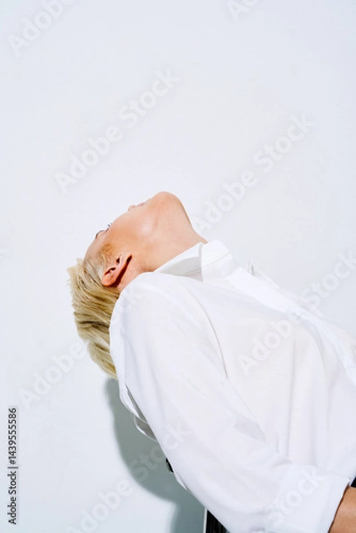 Fototapeta フィルム調の現像をした白人女性のスタイリッシュなビジネスファッションポートレート