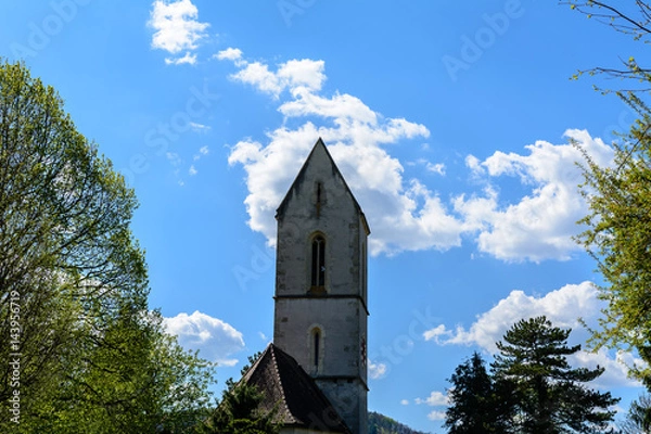 Fototapeta Turm vor blauem wolken Himmel