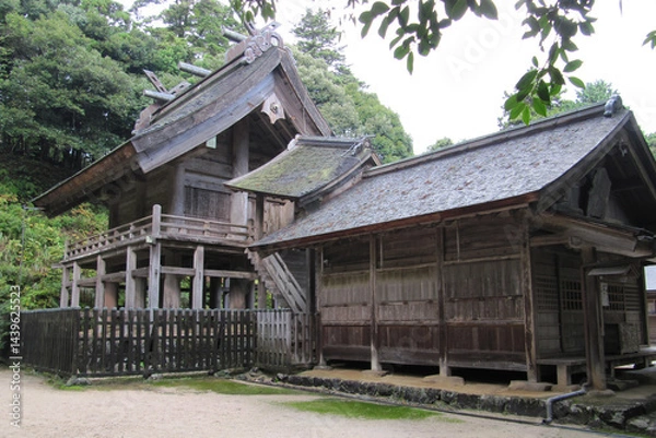 Obraz 日本：神魂（かもす）神社／拝殿の後ろに最古の大社造りの本殿（国宝）がある／島根県松江市