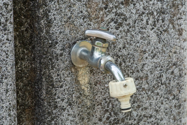 Fototapeta 屋外の蛇口と石壁