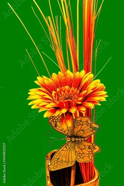 Obraz Rotgelbe Gerbera in Ziervase mit Dekoschmetterling