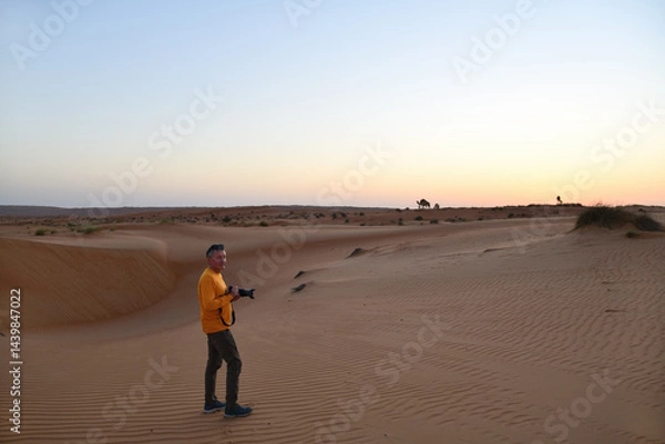 Fototapeta Tourist in Dunes of Rub Al Khali desert. Wahiba Sands. Sultanate of Oman.