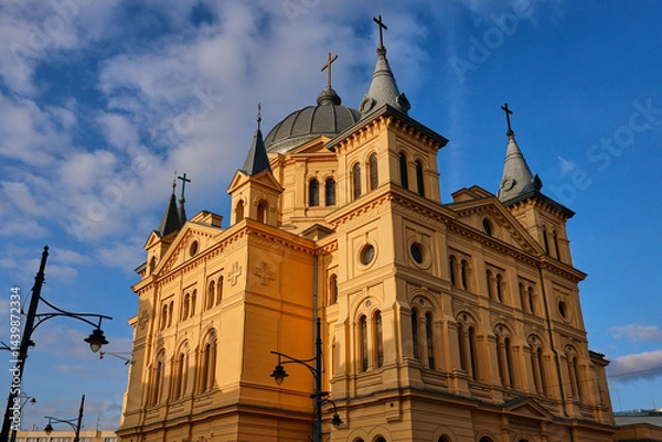 Obraz zabytkowy kościół na Placu Wolności w centrum Łodzi