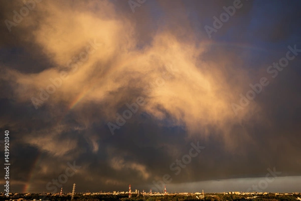 Obraz 夕陽に輝く断片雲と虹