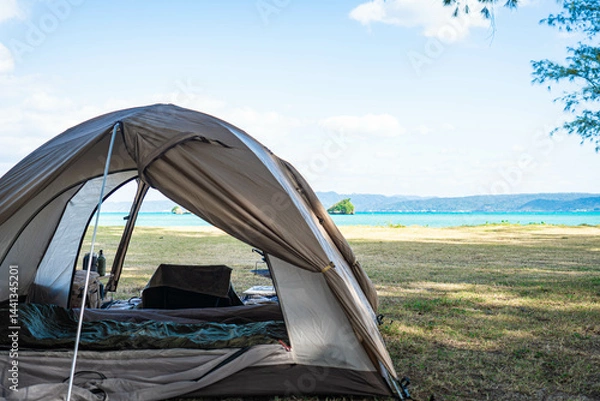 Obraz ソロテント 一人キャンプ 青い海 青い空  テント設営 ツールームテント 