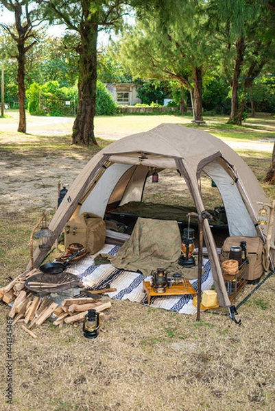 Obraz ソロテント 一人キャンプ 無骨キャンプ  テント設営 ツールームテント キャンプ風景