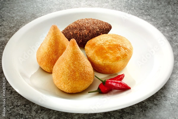 Obraz prato com coxinha de frango, empada e quibe 