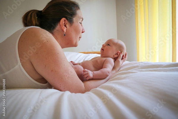 Obraz Ludzie: Dziecko w pozycji leżącej