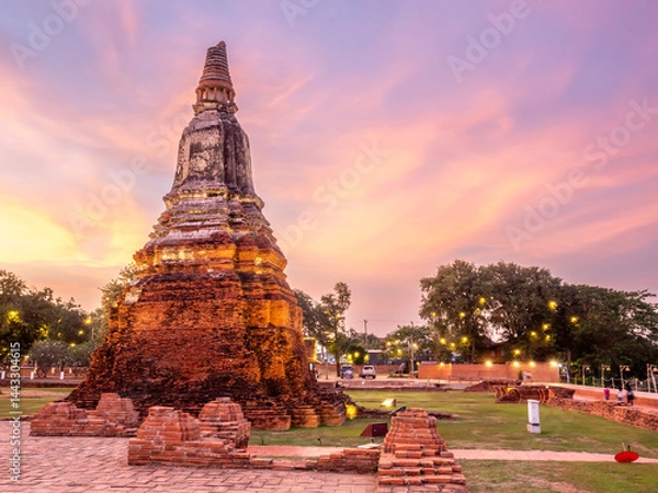 Fototapeta Wat Chaiwatthanaram, one of the part of UNESCO World Heritage place in Ayudhaya, Thailand, stupa, pagoda, ancient buildings under twilight evening sky