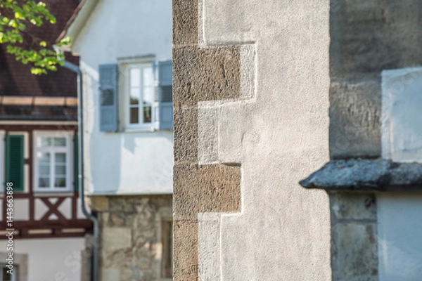 Obraz Detail Gebäudeensemble Fachwerkhaus Rathaus Pfarrhaus Kirchturm der Martinskirche mit abgesetztem Verputz in Neckartenzlingen