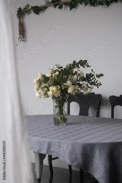 Obraz dying roses in a vase