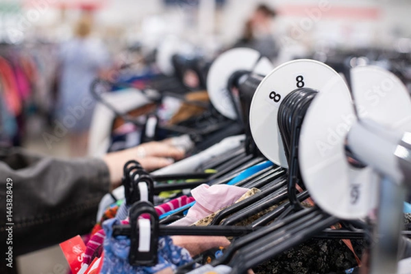 Obraz a genZ couple shopping in a thrift store