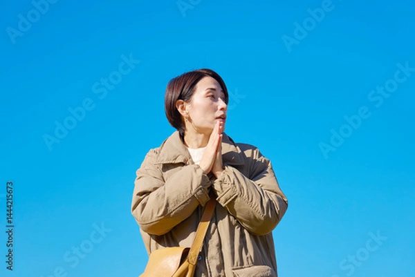 Fototapeta 外で凍えるミドルエイジの女性